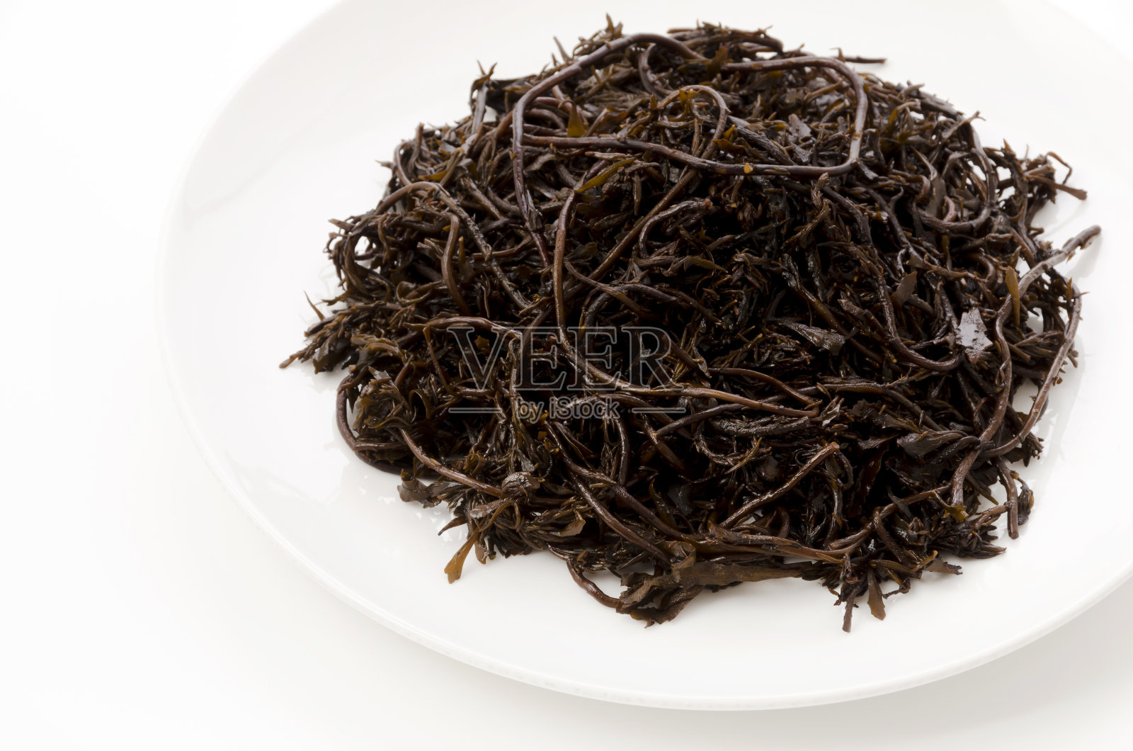 白色盘子上白色背景的海草草照片摄影图片