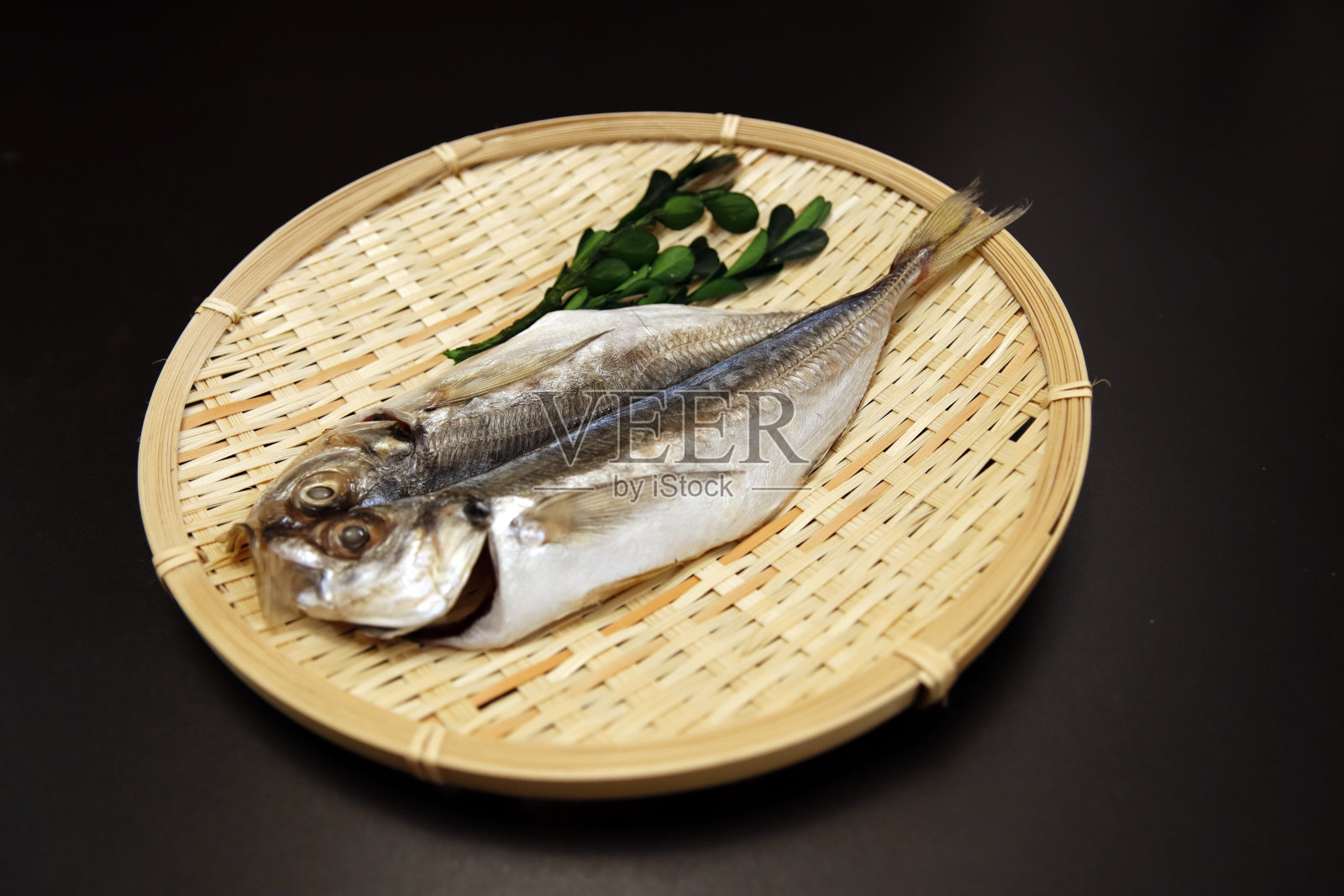 桌上有干马鲛鱼照片摄影图片