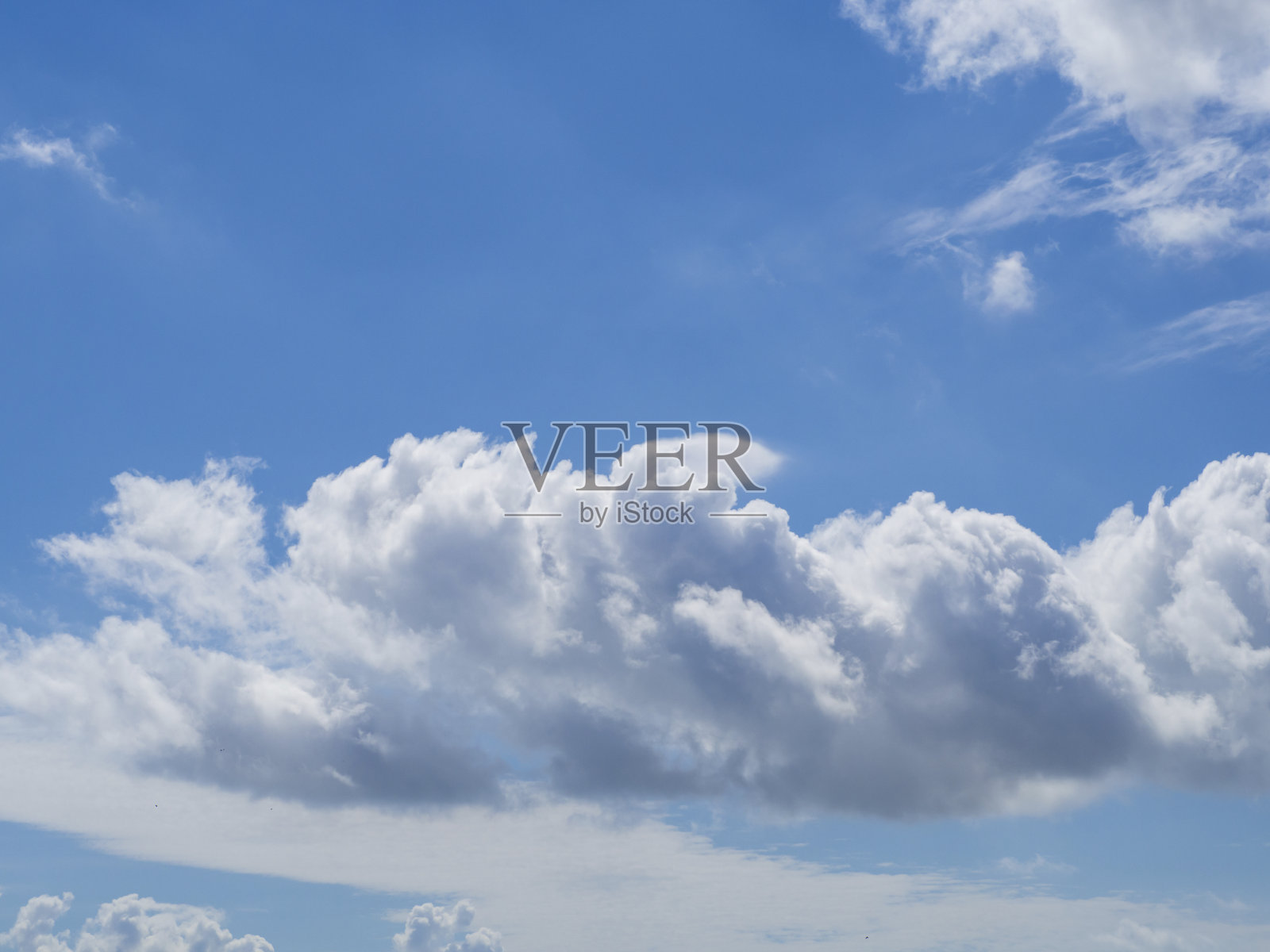 蓝色的天空中有一朵蓬松的白云。美丽的多云天空设计照片摄影图片