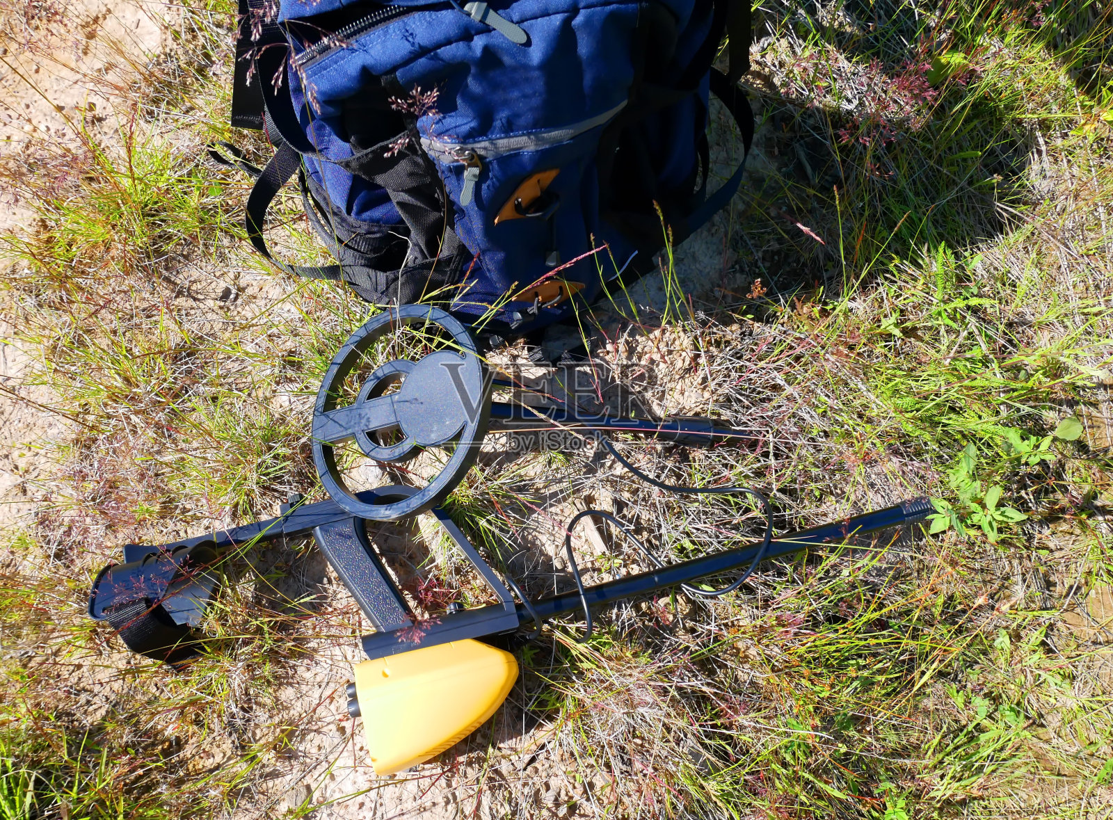 寻找金属和硬币的金属探测器。照片摄影图片