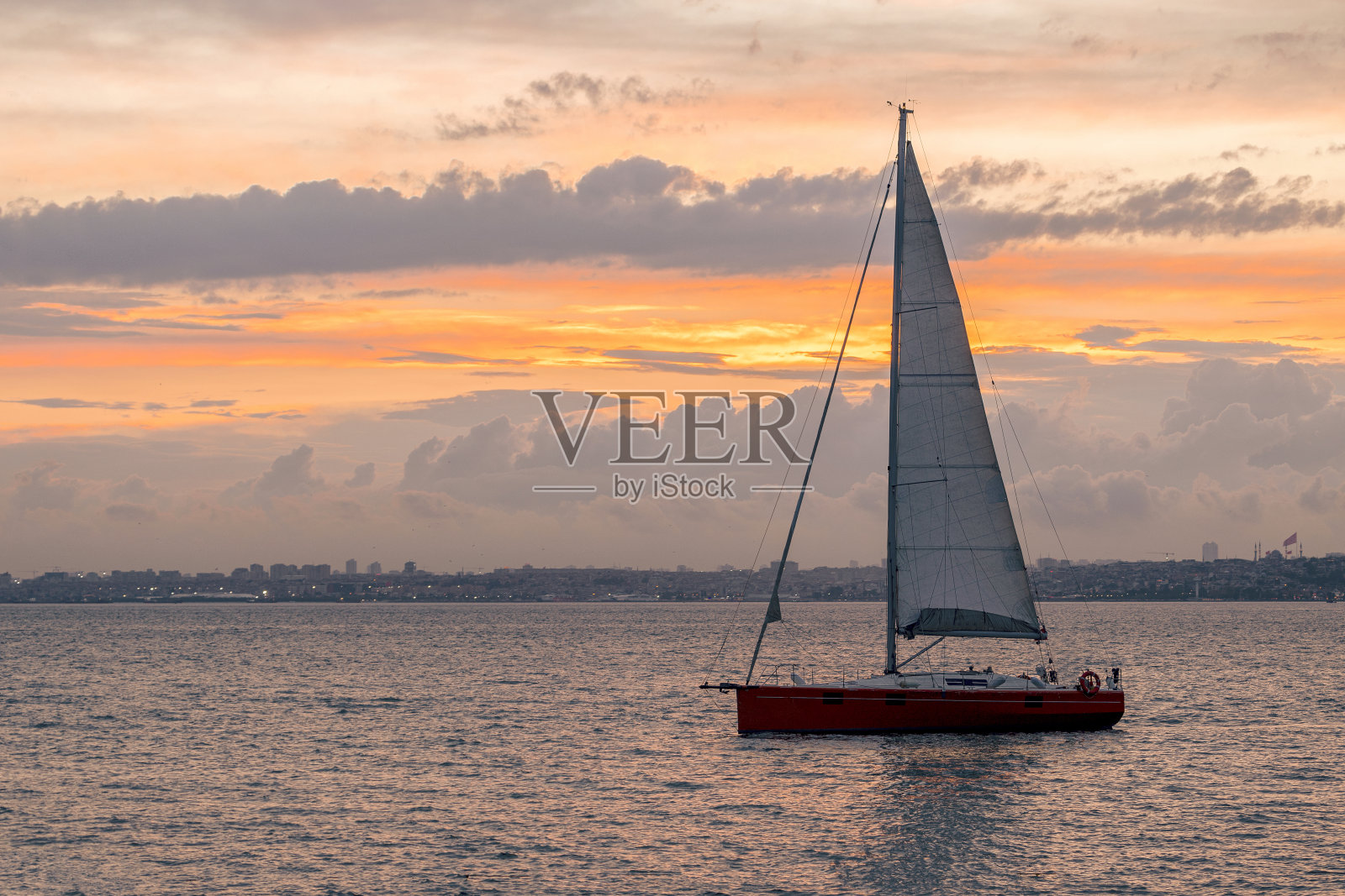 帆船在日落时分。照片摄影图片