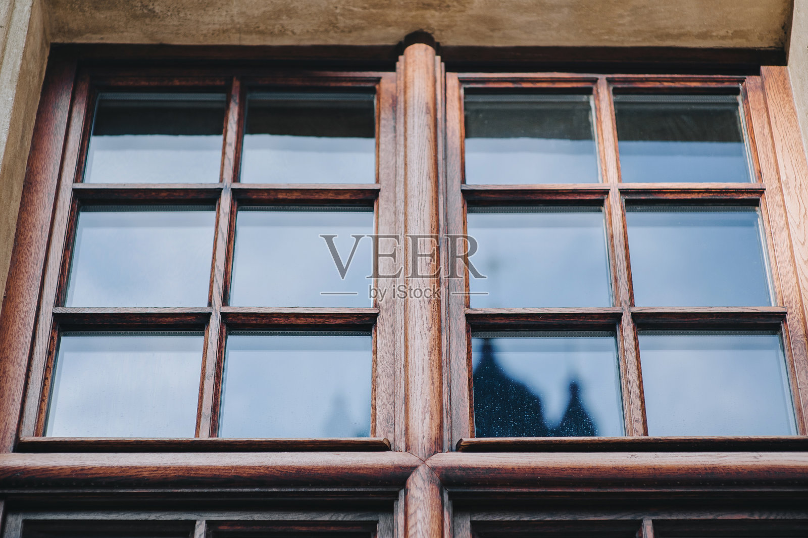 古色古香的玻璃木框窗。底部视图。照片摄影图片