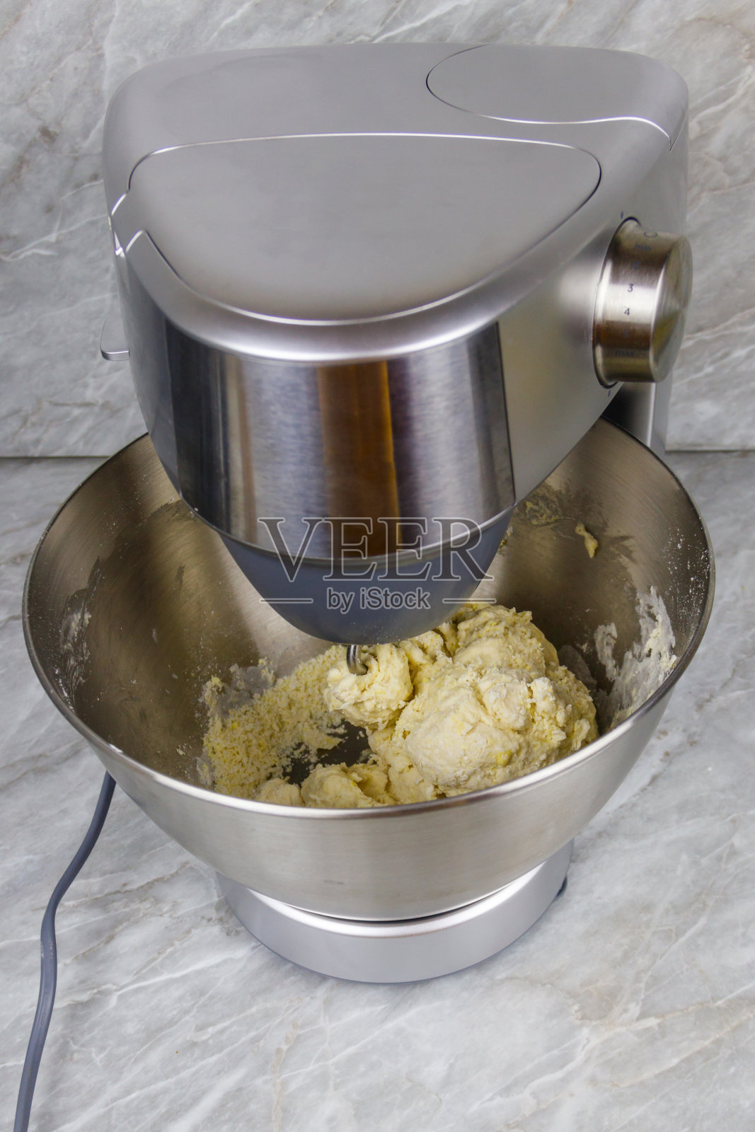 在桌上用现代厨房机器揉面团照片摄影图片