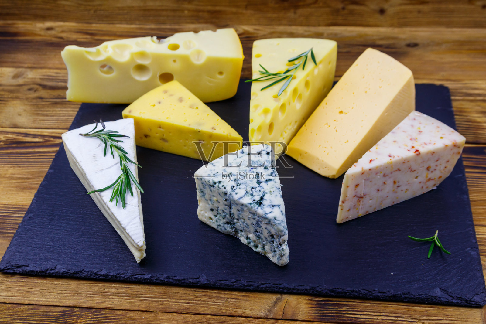 一套各种类型的奶酪在黑色石板板上的木桌照片摄影图片