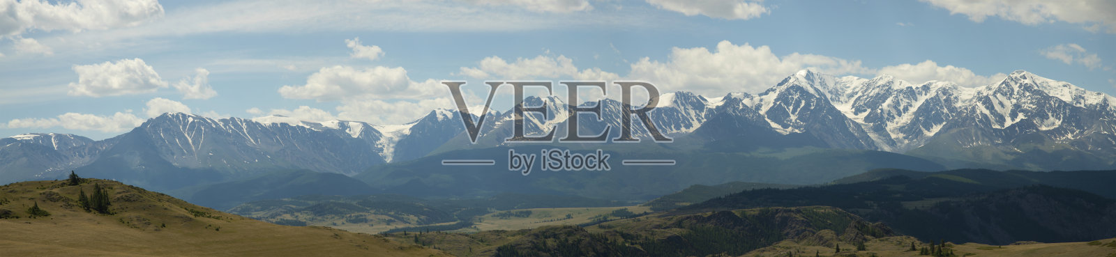 夏季山地景观。全景照片摄影图片