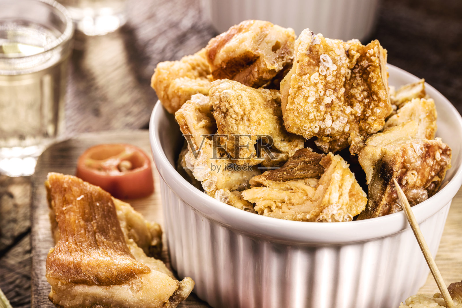 脆皮碗，是巴西的开胃菜，由熏肉、皮革或肉和大量的脂肪制成，取自五花肉。照片摄影图片