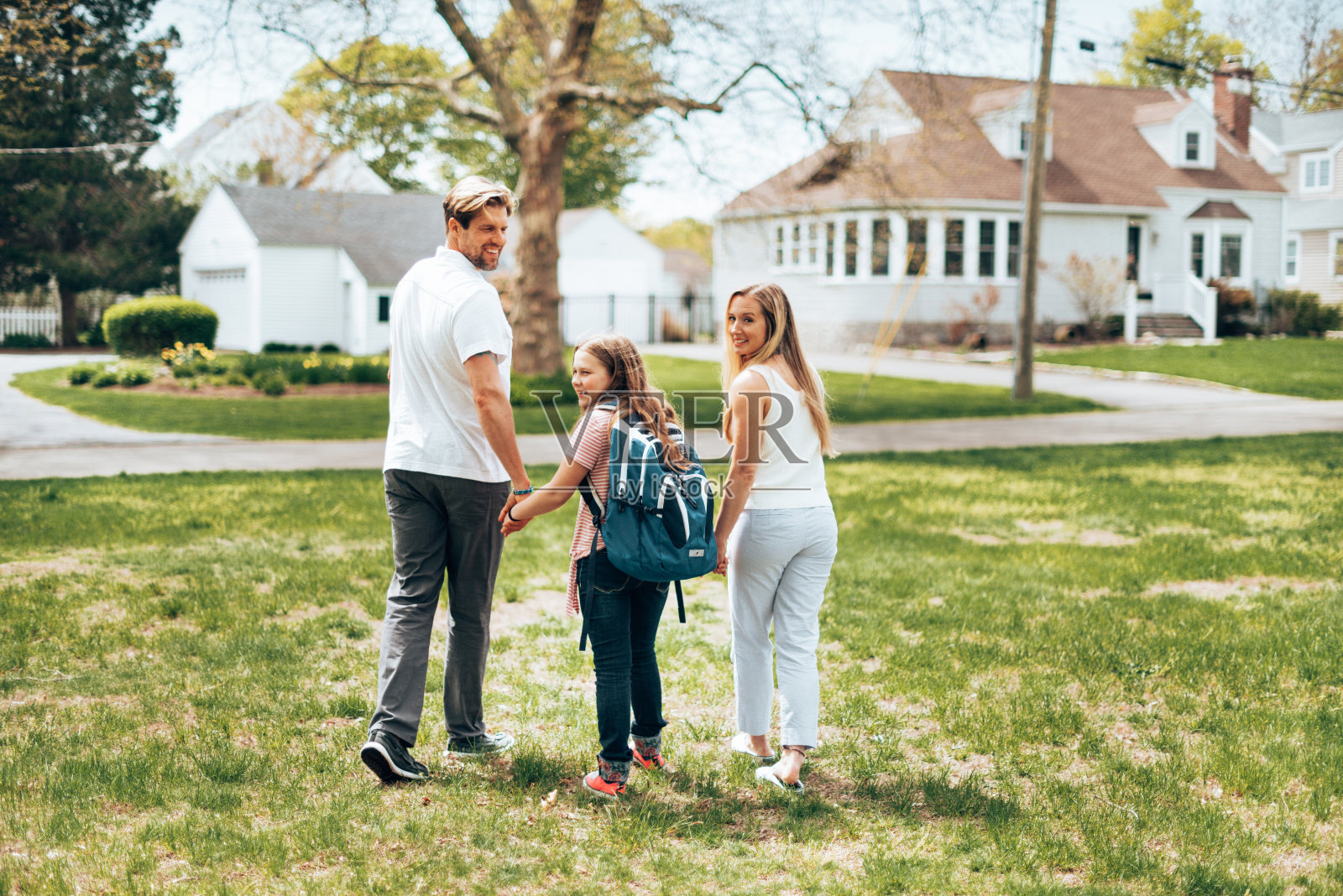 小女儿和父母一起上学照片摄影图片