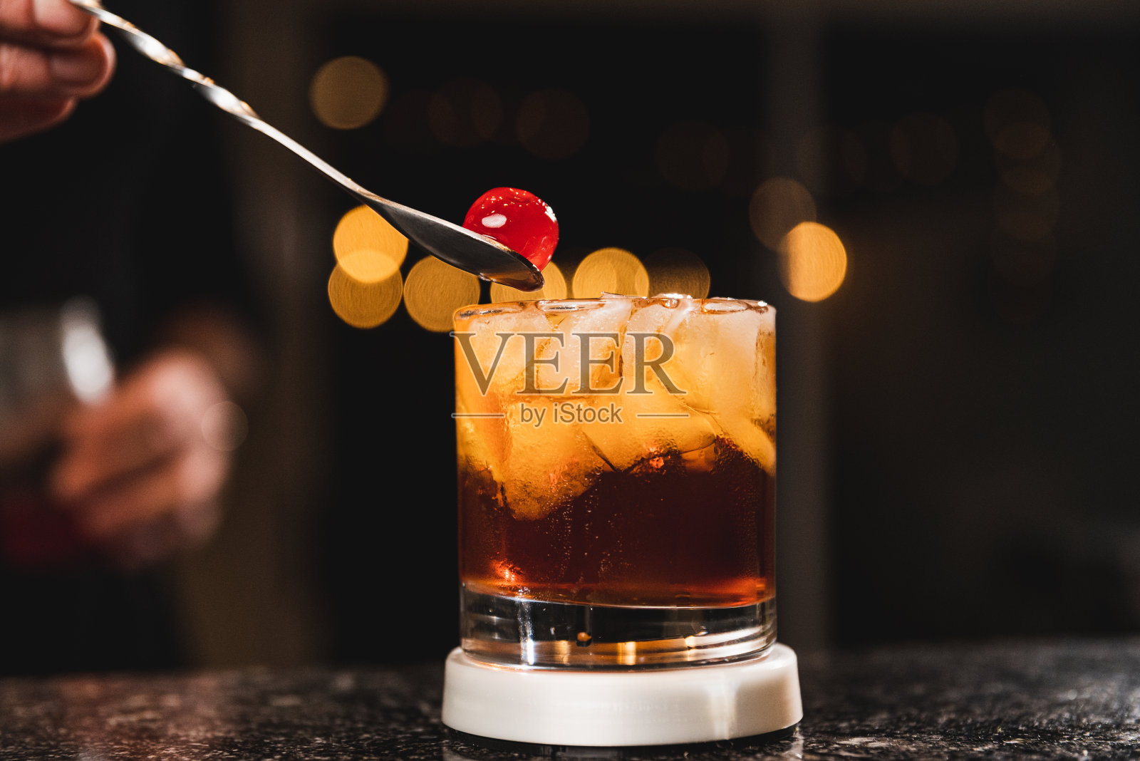 酒水和水果饮料还有夜店酒保照片摄影图片