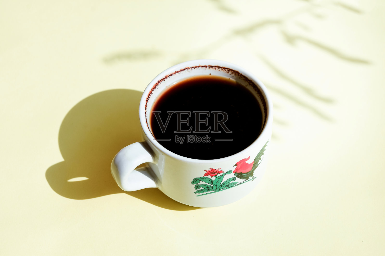 侧面拍摄的一杯咖啡在白色背景照片摄影图片