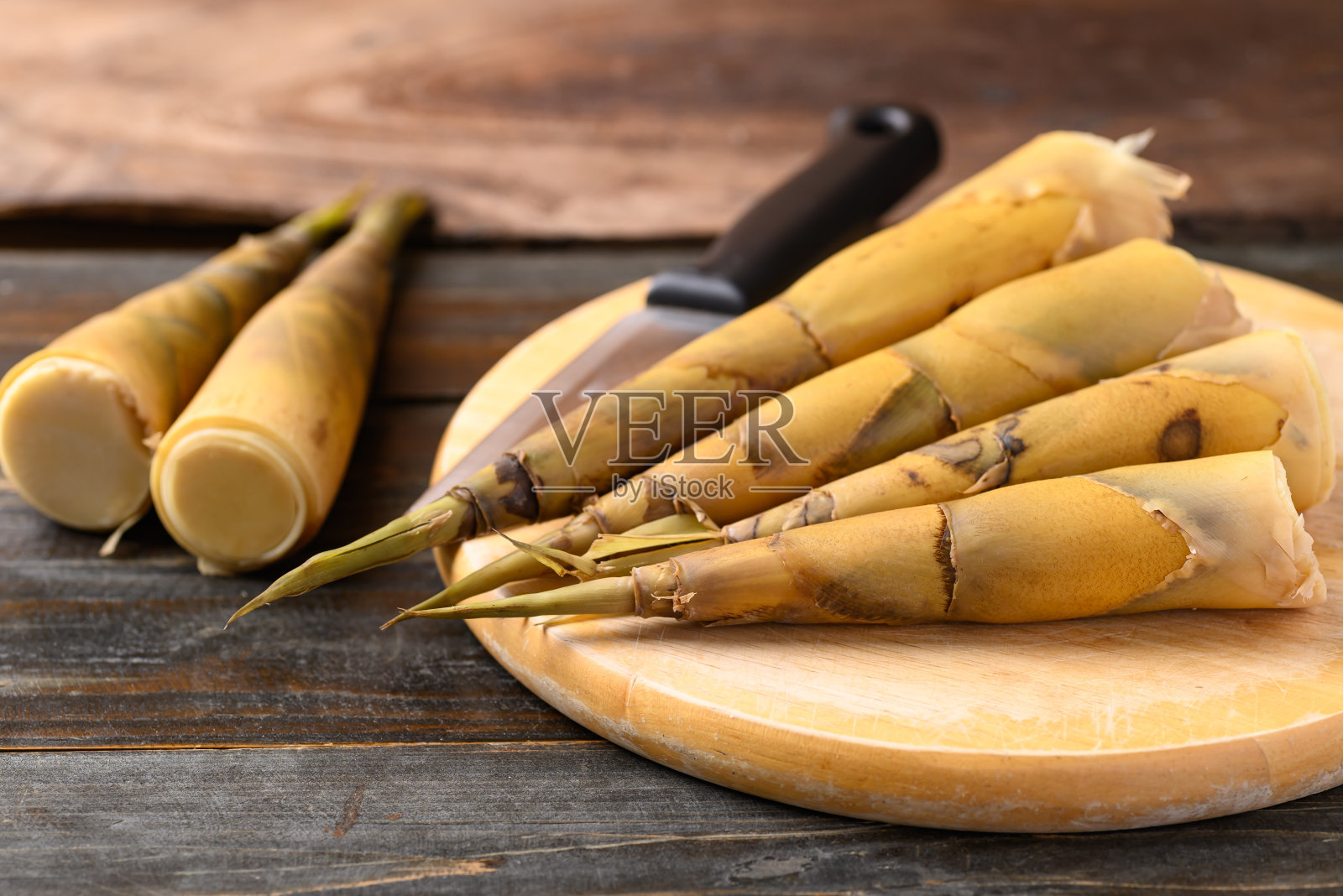 竹笋放在木板上准备烹调，是亚洲料理的食材照片摄影图片
