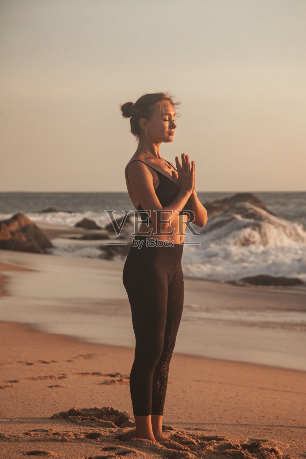 年轻女子做瑜伽健康的生活方式在热带海洋或海洋海滩户外照片摄影图片