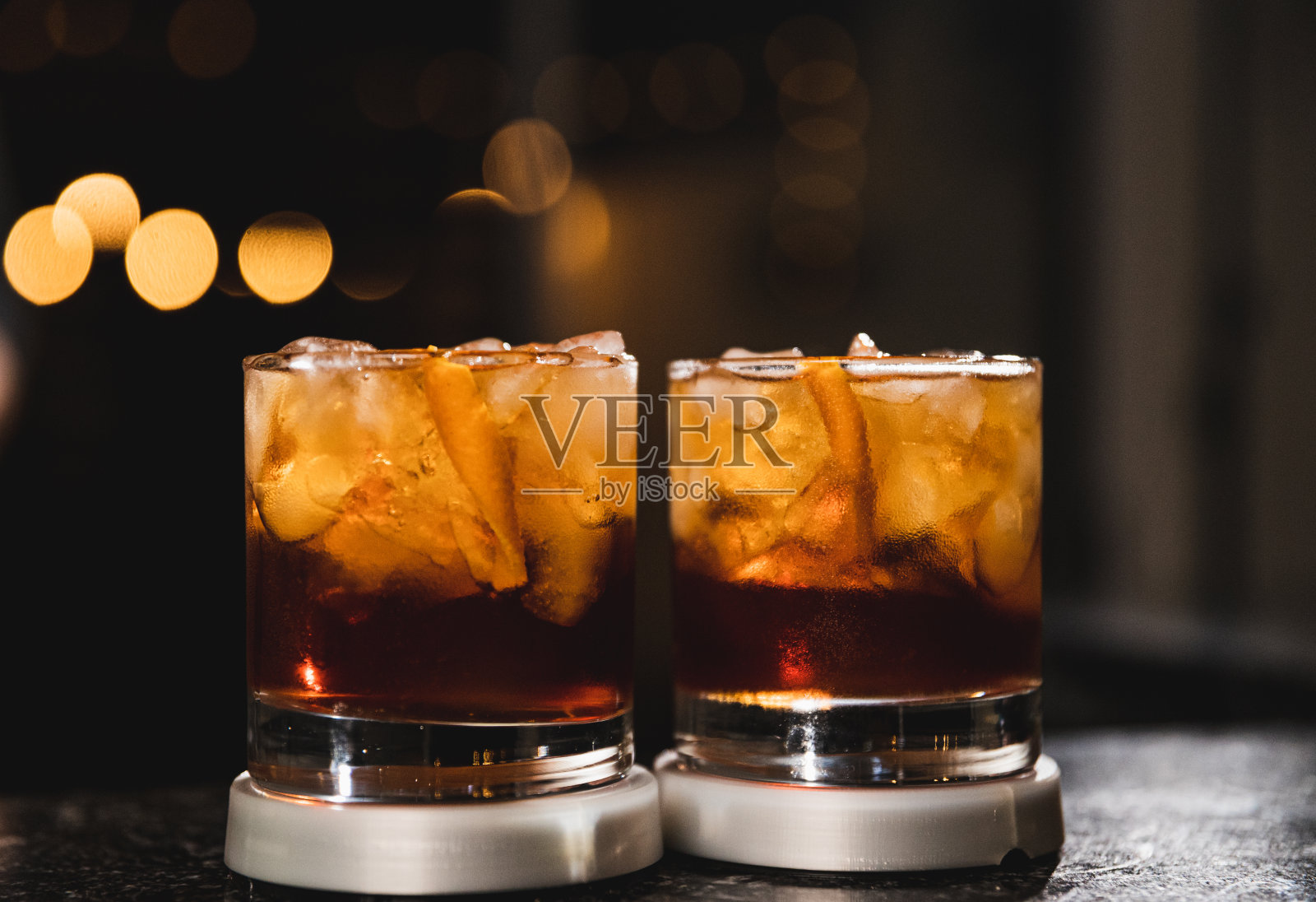 酒水和水果饮料还有夜店酒保照片摄影图片