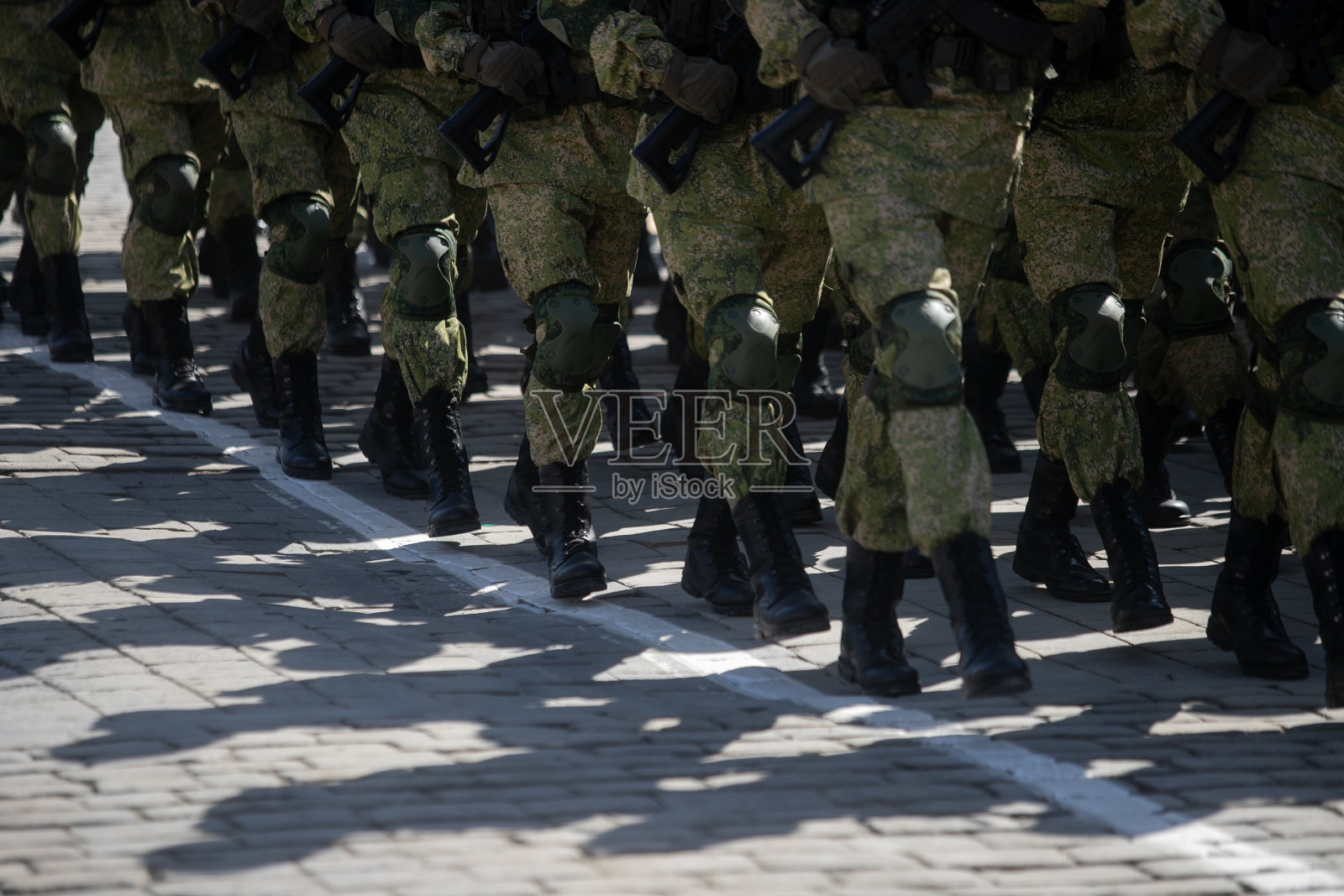 身着迷彩服的士兵腿部特写。冰天雪地上的行军队伍。概念:军人。俄罗斯照片摄影图片
