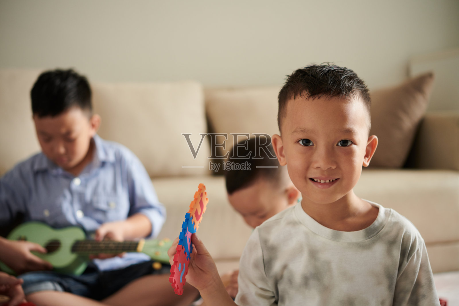 孩子玩字母拼图照片摄影图片