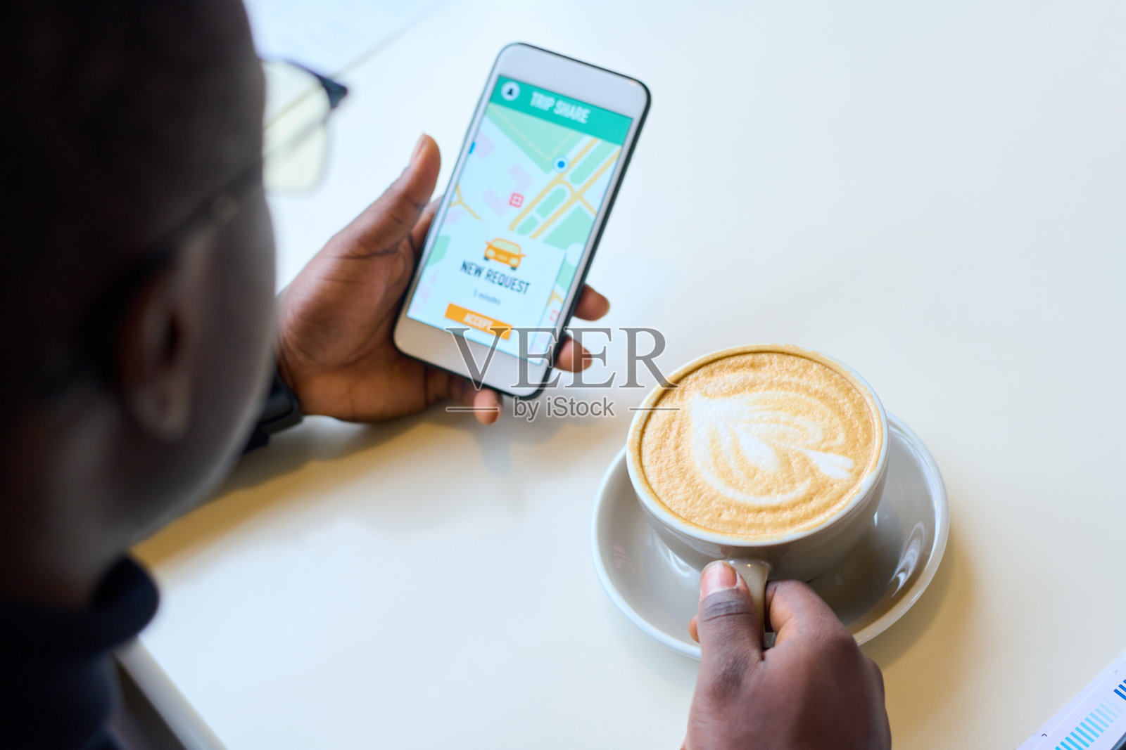 一名男子在网上打电话叫出租车照片摄影图片