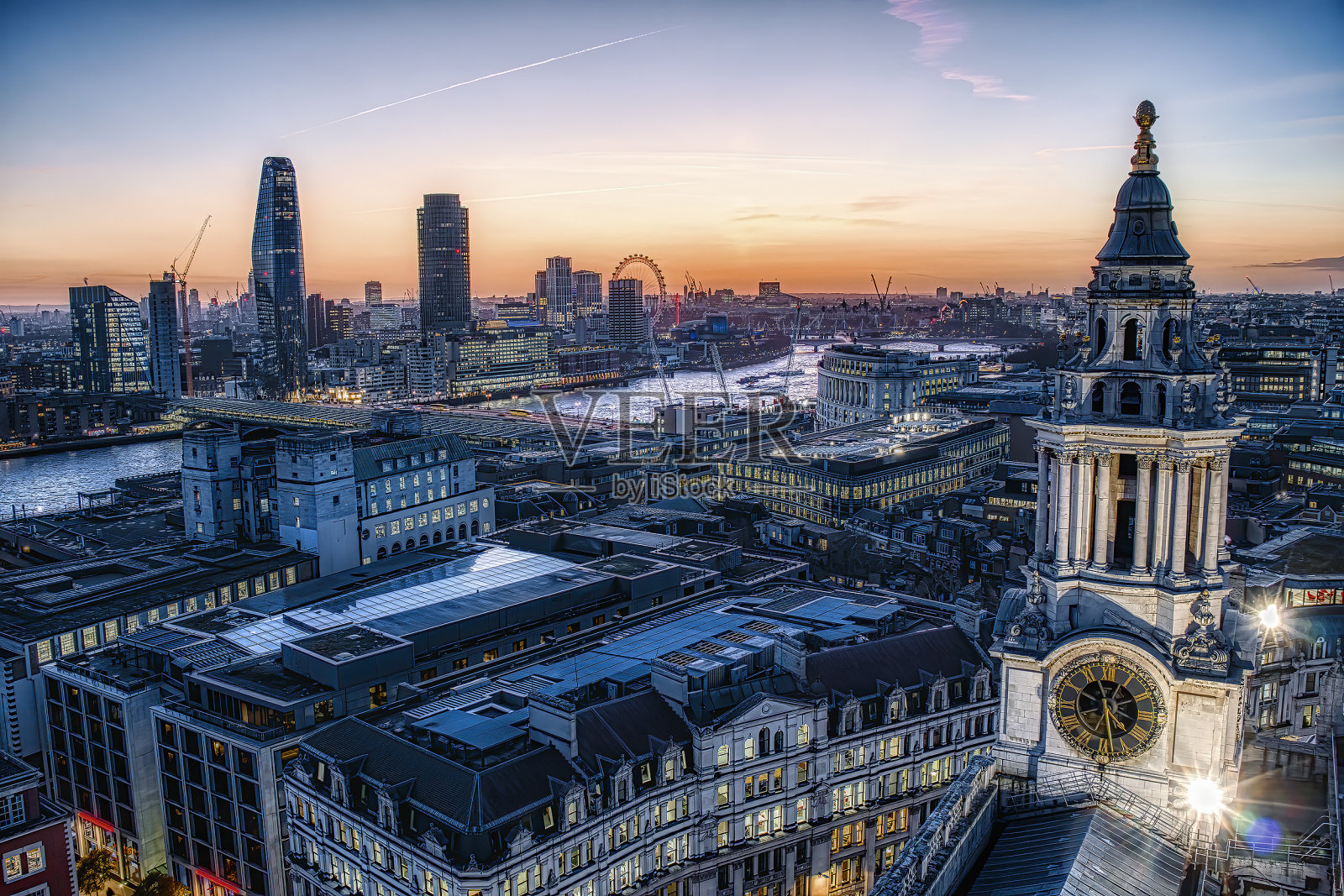 圣诞节的下午，英国伦敦，泰晤士河，黑衣修士桥和圣保罗大教堂的钟塔照片摄影图片