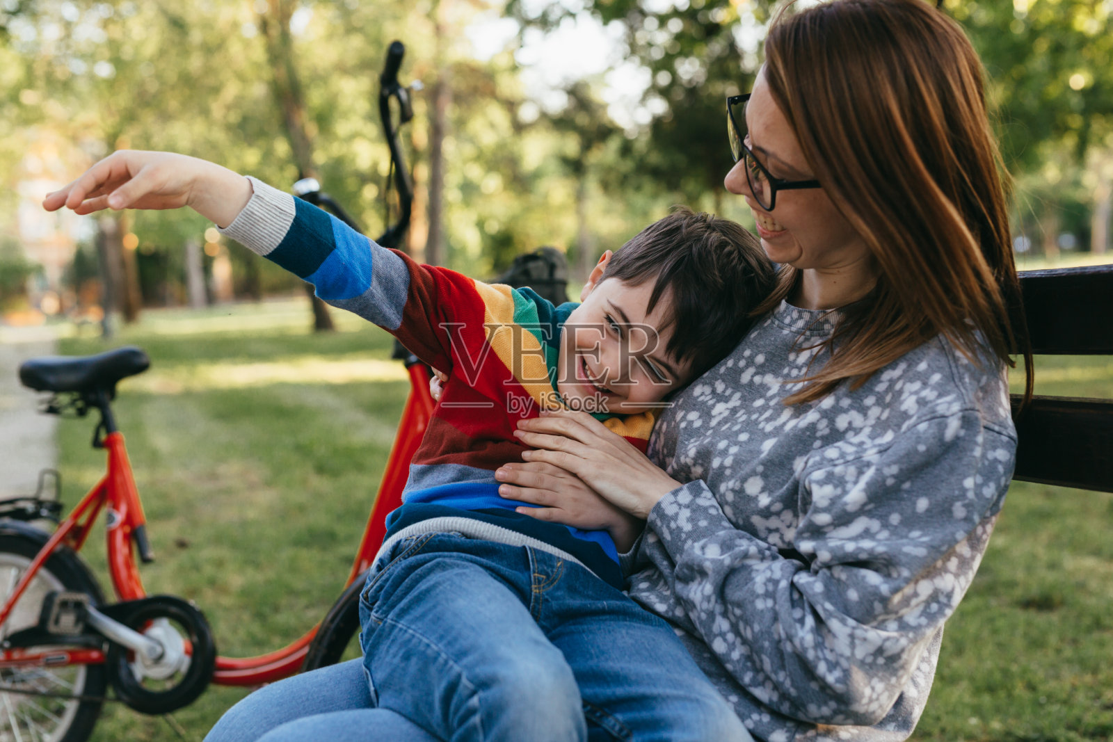母亲和儿子在公园里玩耍照片摄影图片
