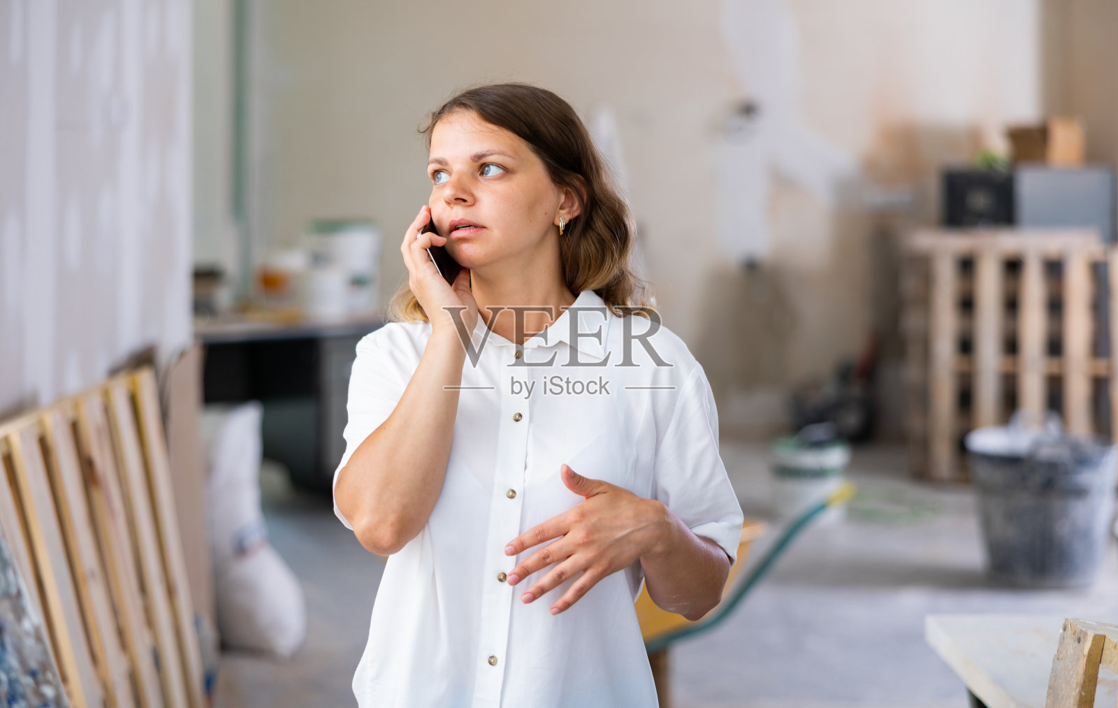 在工地上打电话的妇女照片摄影图片