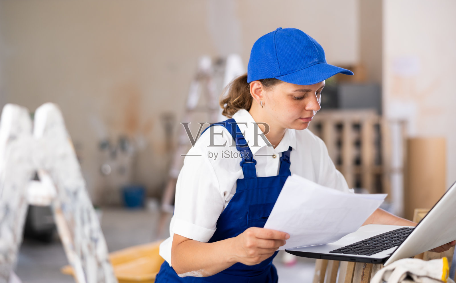 女建筑工检查文件，使用笔记本电脑照片摄影图片