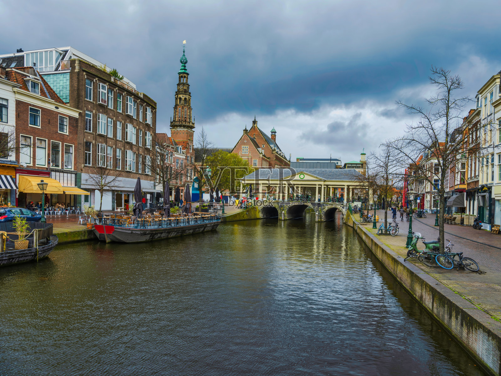 荷兰莱顿阴天运河上的传统荷兰建筑照片摄影图片