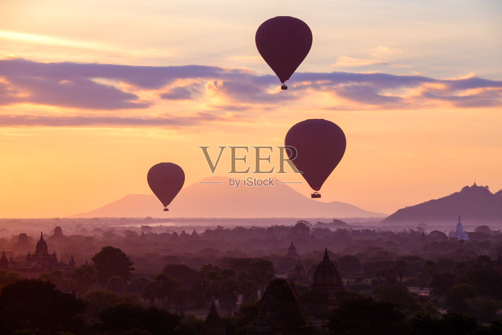 日出时分，热气球飞过缅甸蒲甘古城的古塔。缅甸蒲甘,。照片摄影图片