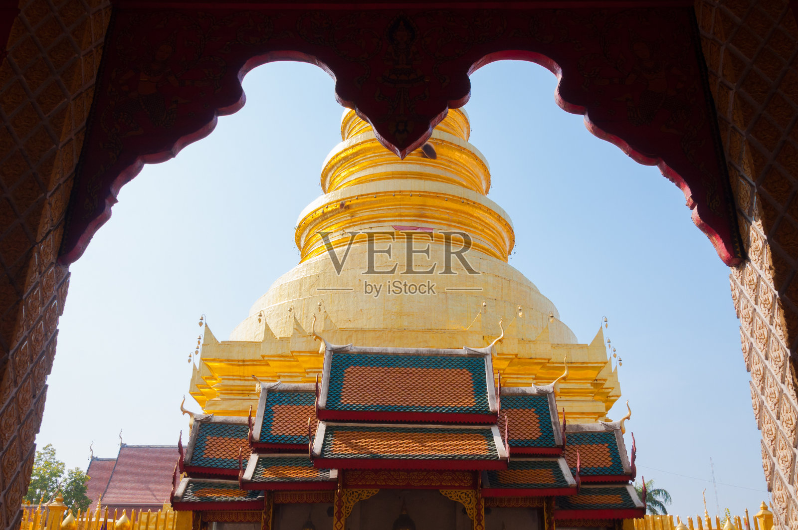 位于兰芬的哈里蓬猜寺是泰国北部最著名的寺庙，具有泰式艺术风格照片摄影图片