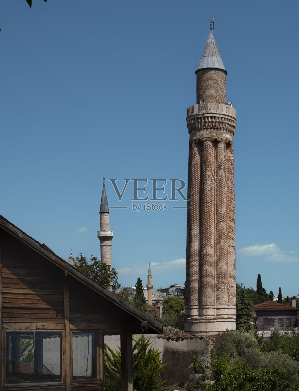 伊夫利尖塔和历史Kaleiçi老城镇房屋照片摄影图片