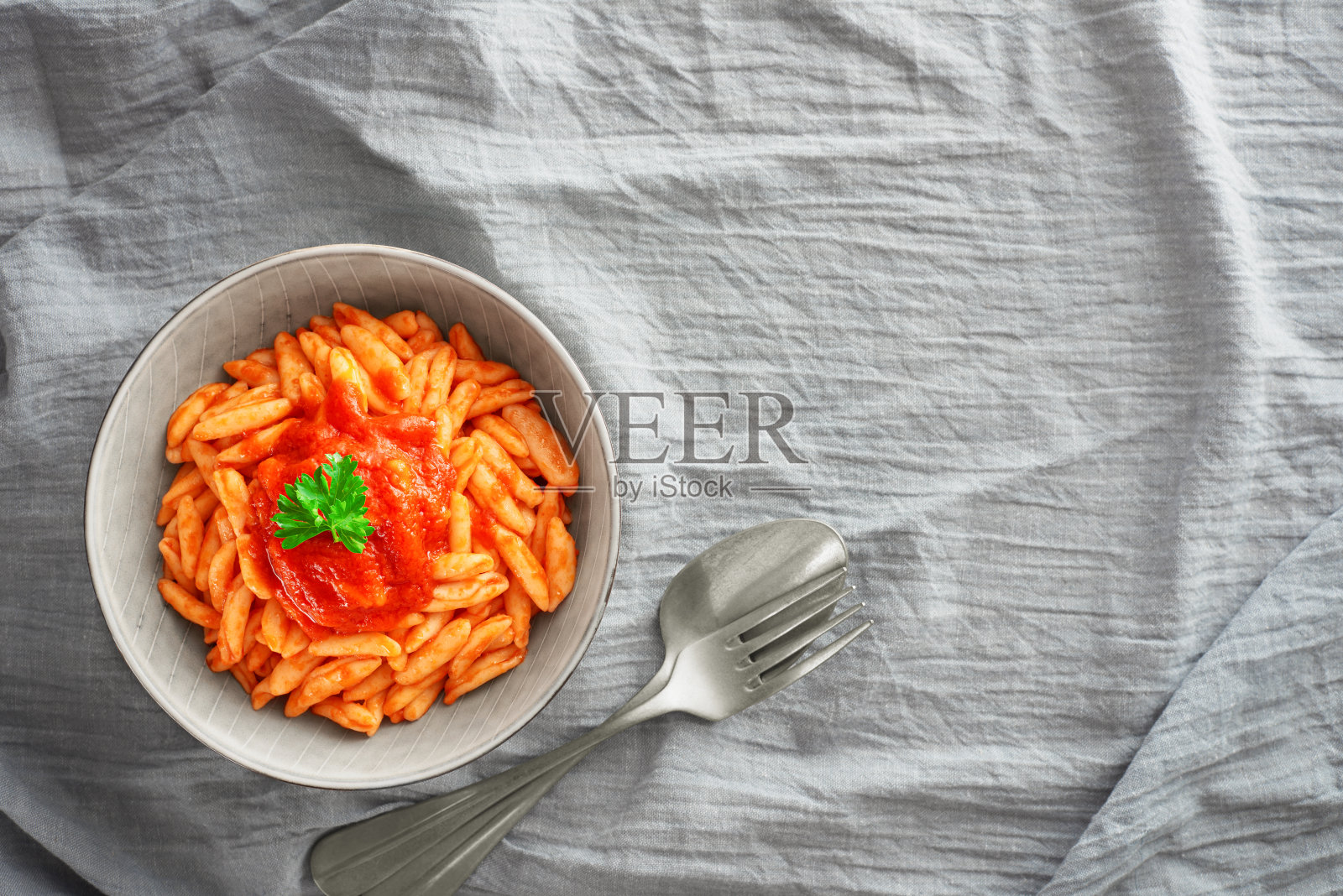 卡瓦泰利意面在番茄酱特写俯视图与拷贝空间照片摄影图片