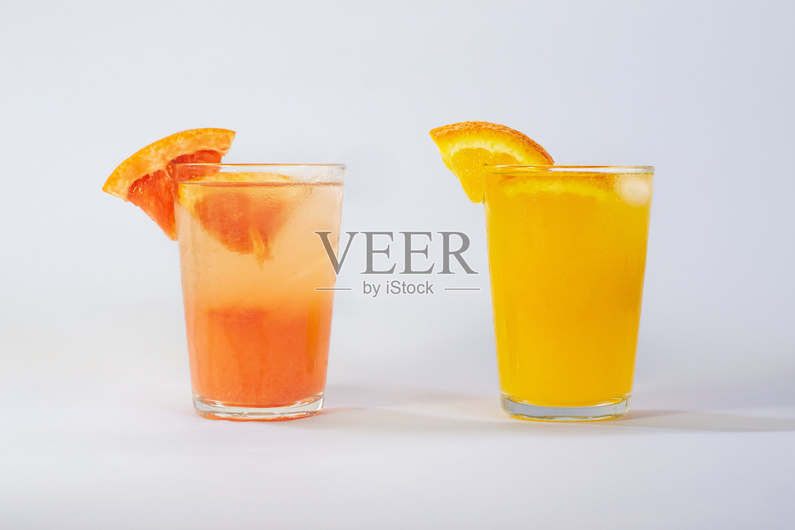 一杯橙汁和一杯西柚汁的照片照片摄影图片