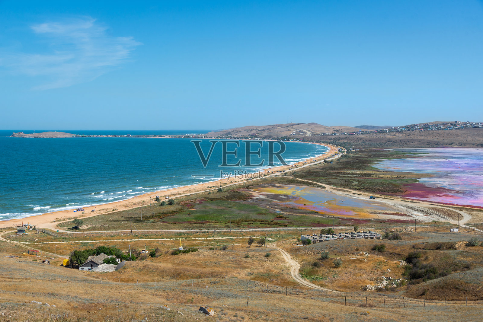 克里米亚的粉红咸湖Chokrak照片摄影图片