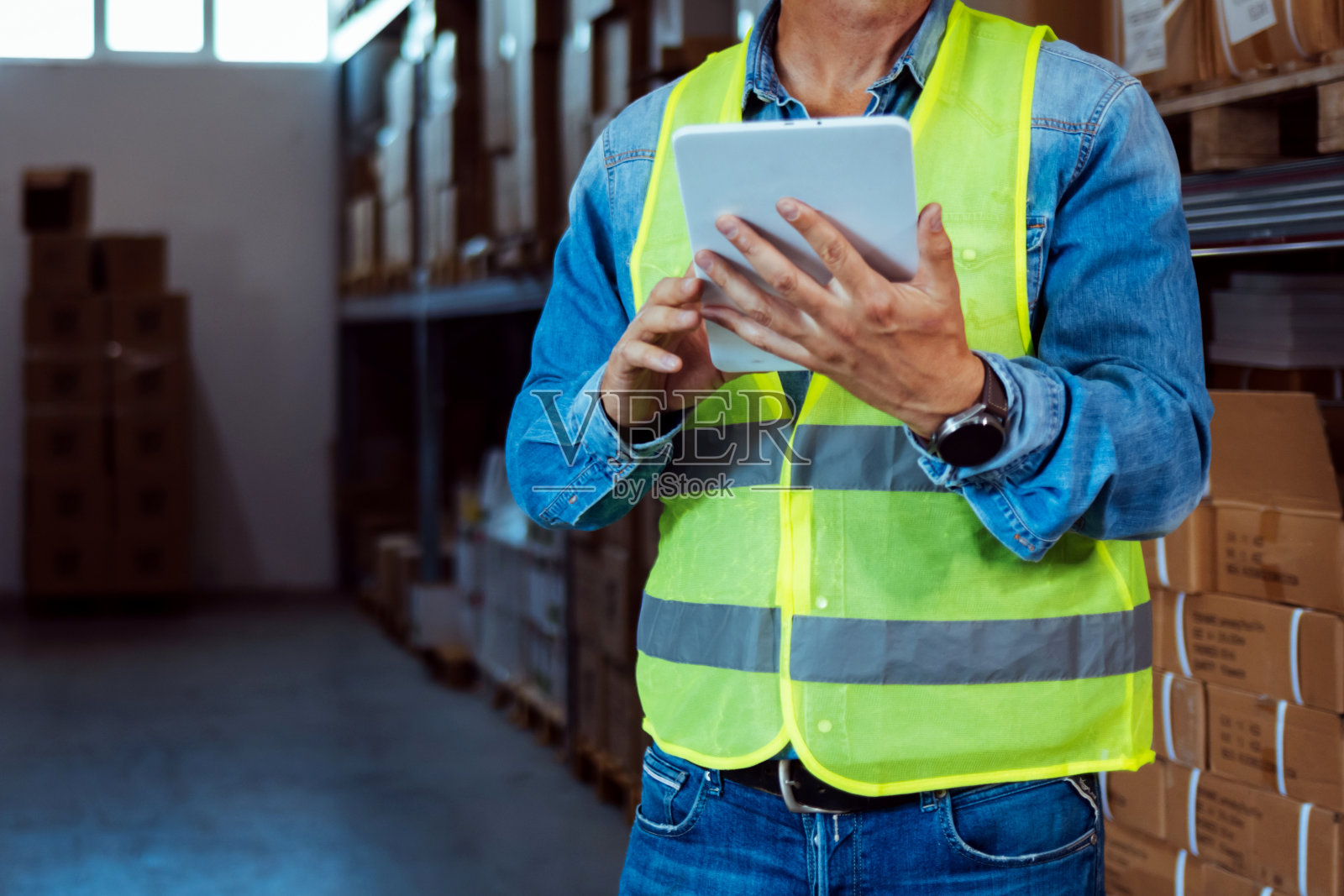 员工使用数码平板电脑的照片。照片摄影图片