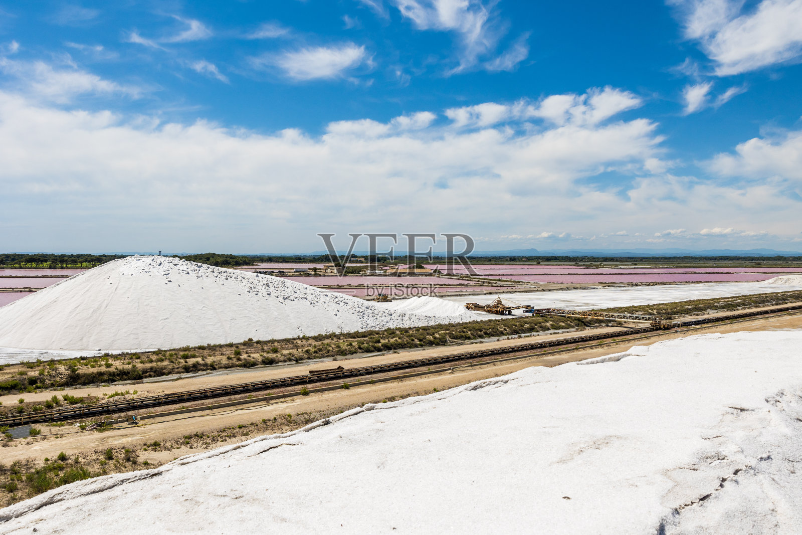 从一座盐山的山顶俯瞰艾格斯-莫特斯盐沼照片摄影图片