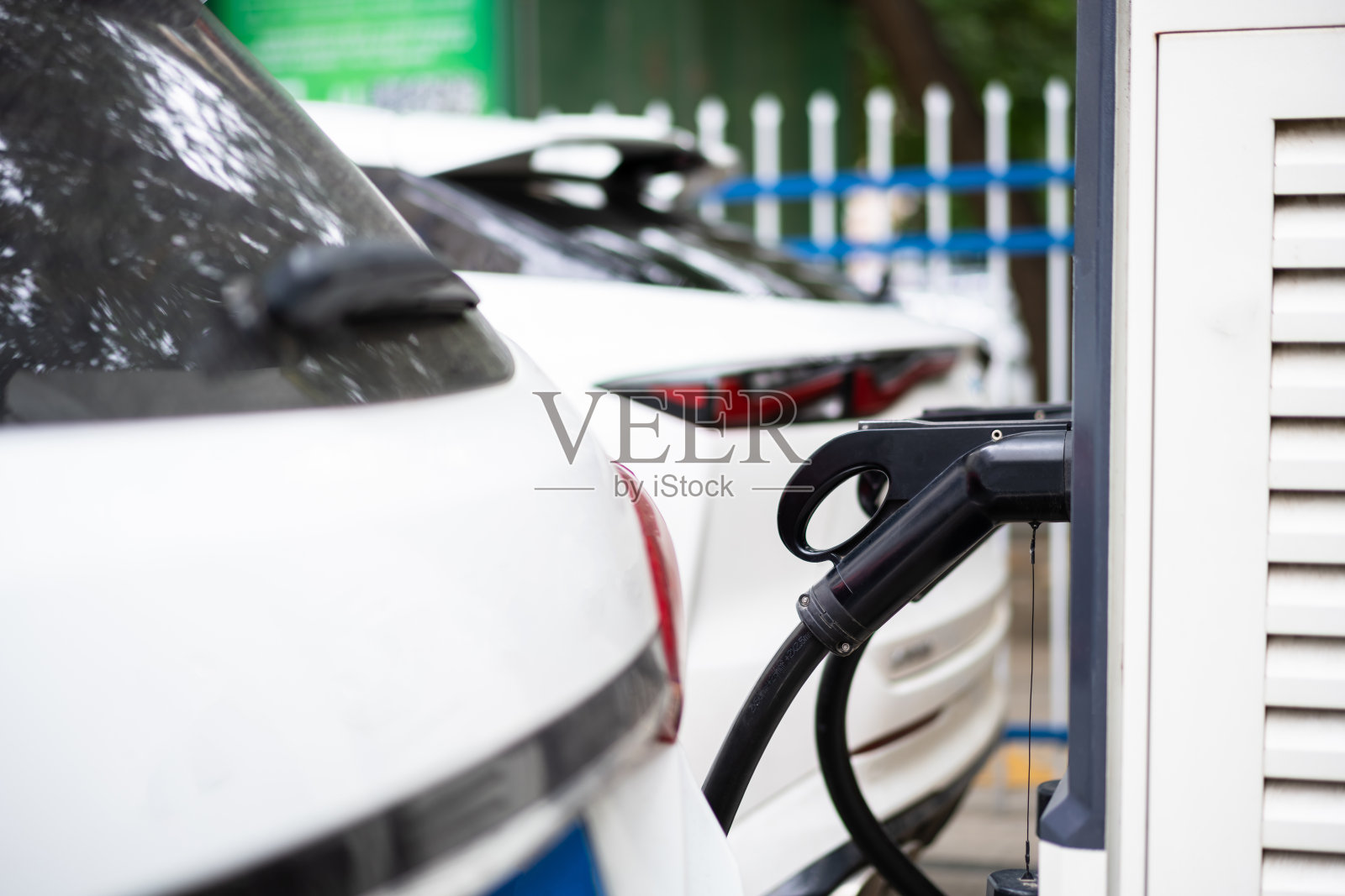 电动汽车和充电站照片摄影图片