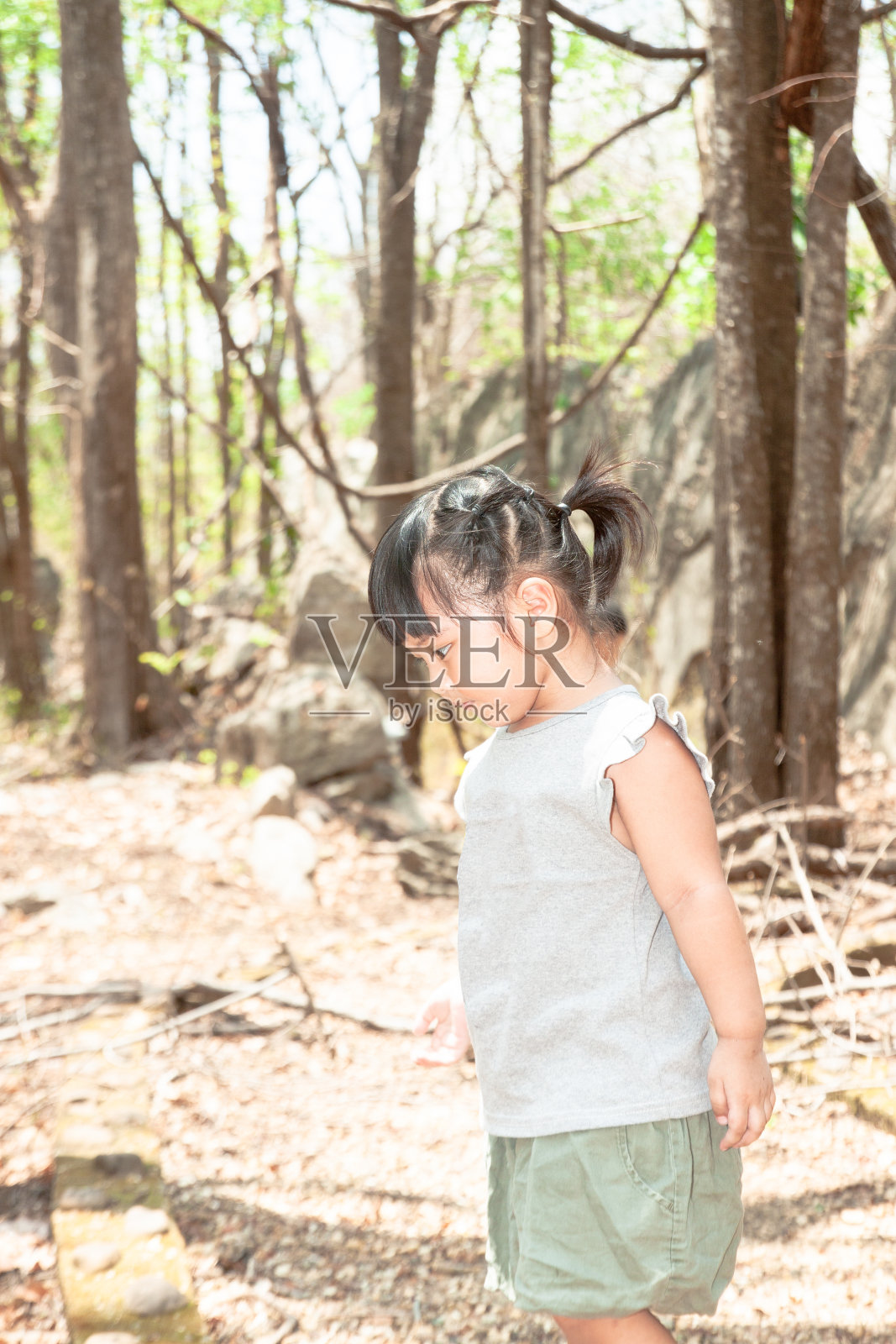 森林里的一个小女孩照片摄影图片