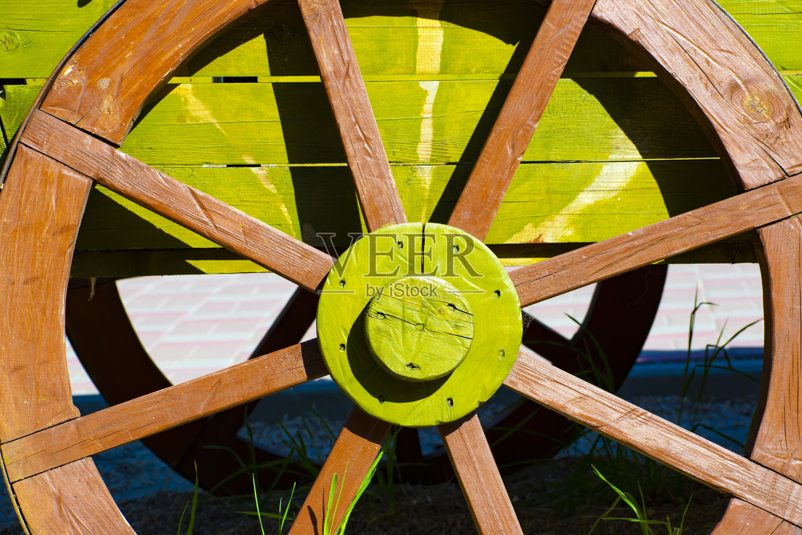 木制车轮上。照片摄影图片