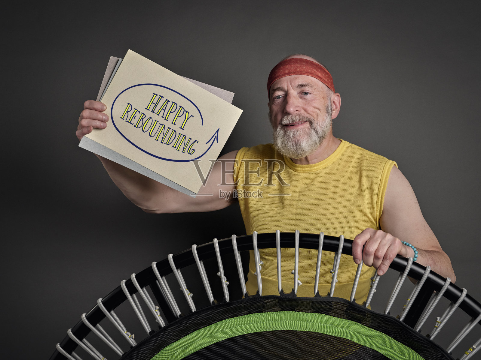 拥有迷你蹦床的男子照片摄影图片