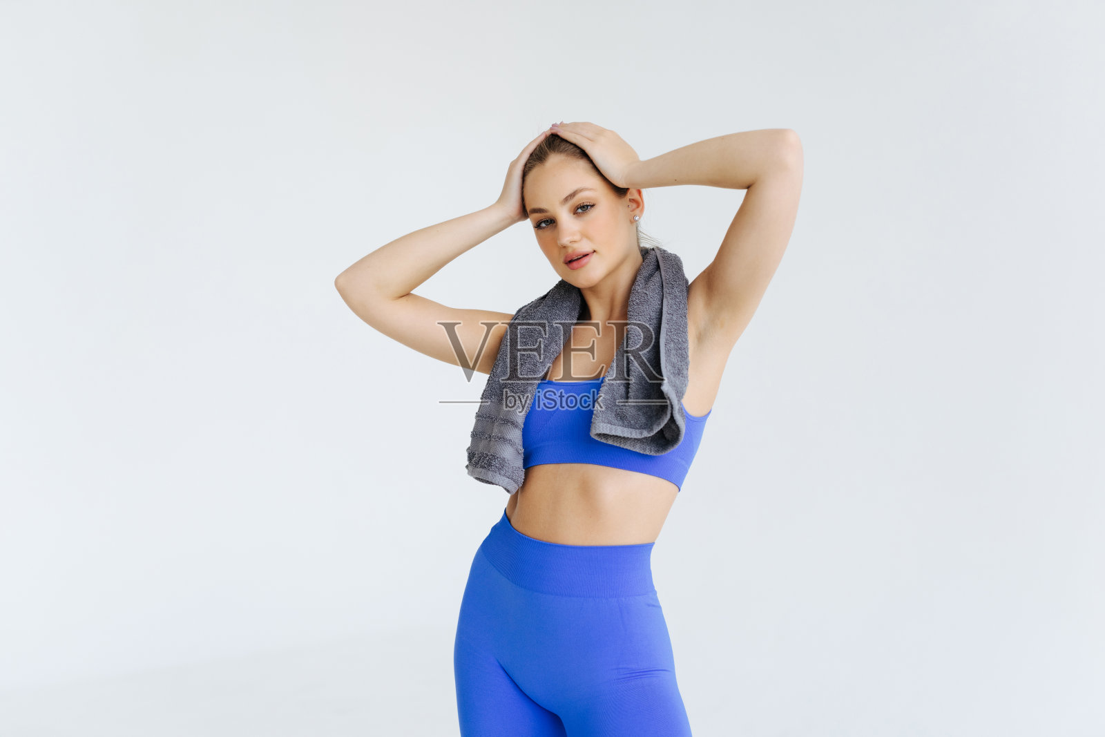 健身的女人与毛巾孤立在一个白色的背景照片摄影图片