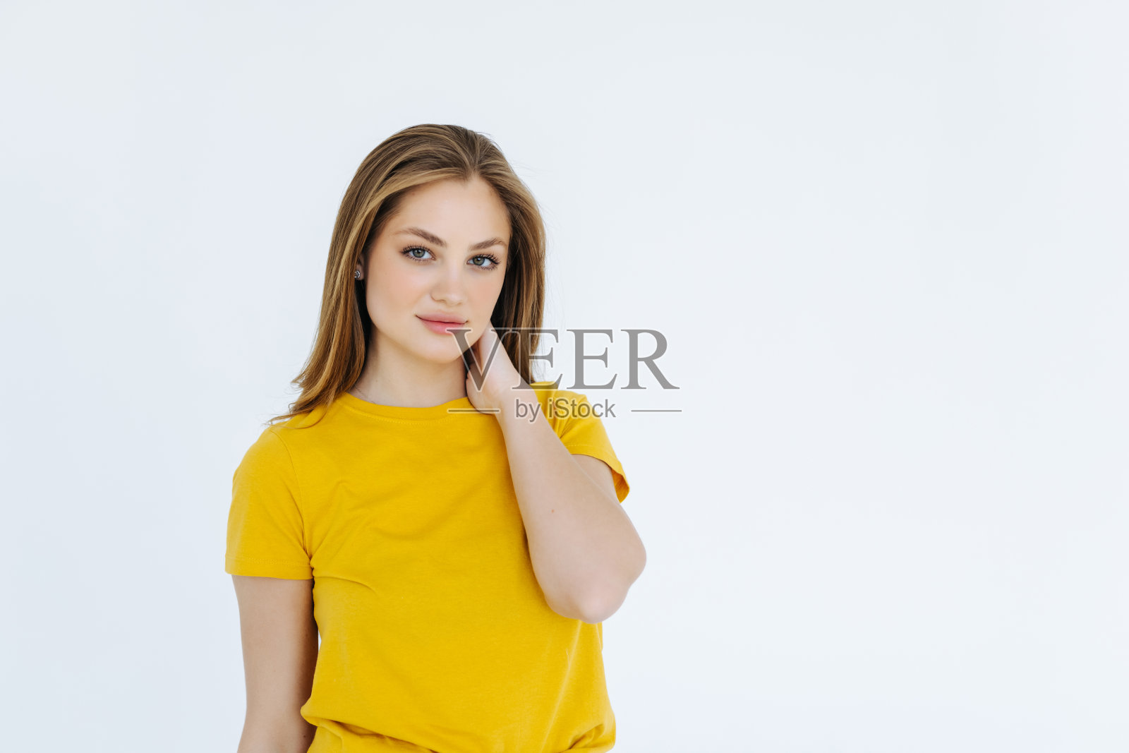 一个漂亮女人的肖像在白色背景上孤立地摆姿势照片摄影图片