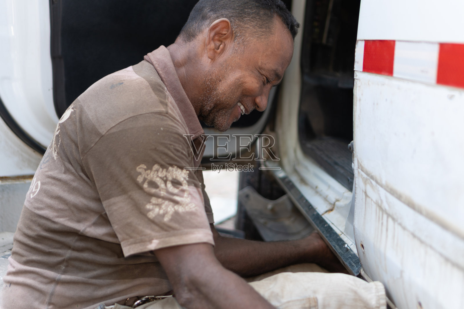 在汽车服务中心修车的机械师照片摄影图片