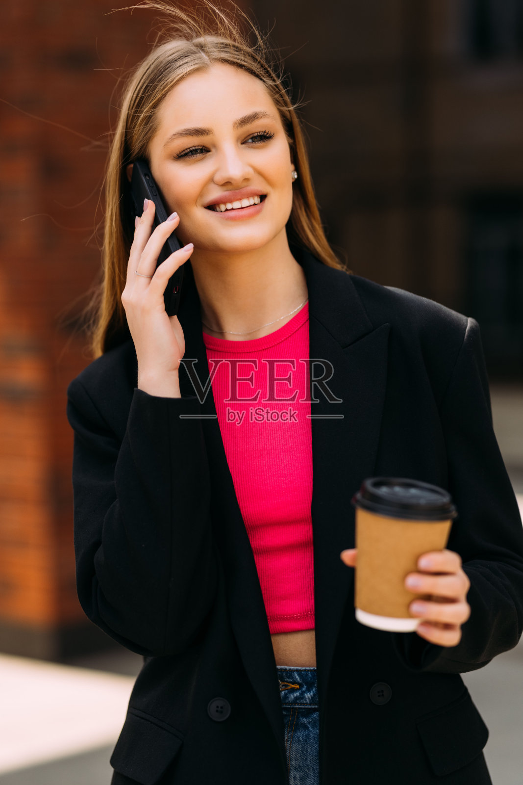年轻的女商人站在街上讲电话的肖像。经营理念。照片摄影图片