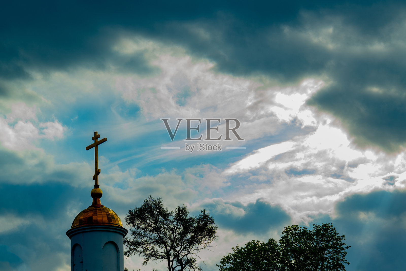 暴风雨天空下的东正教十字架照片摄影图片