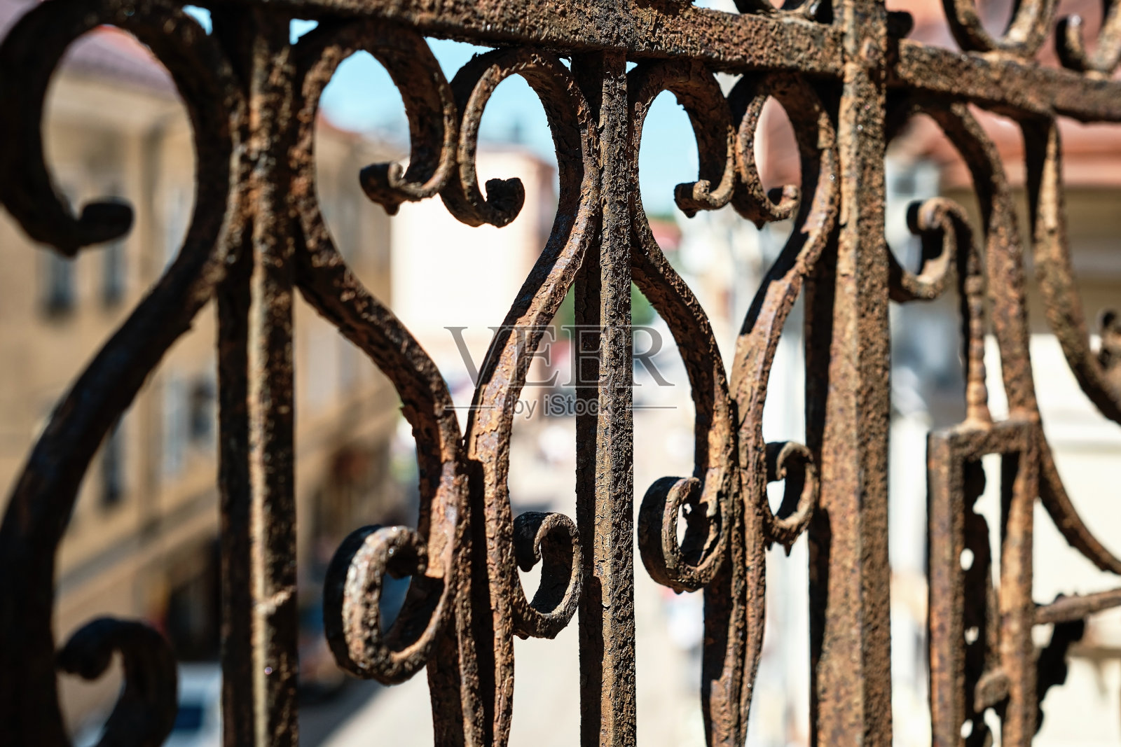 旧阳台的开放式格子，特写，选择性的聚焦，旧城市的旗帜或背景的想法，模糊的背景照片摄影图片
