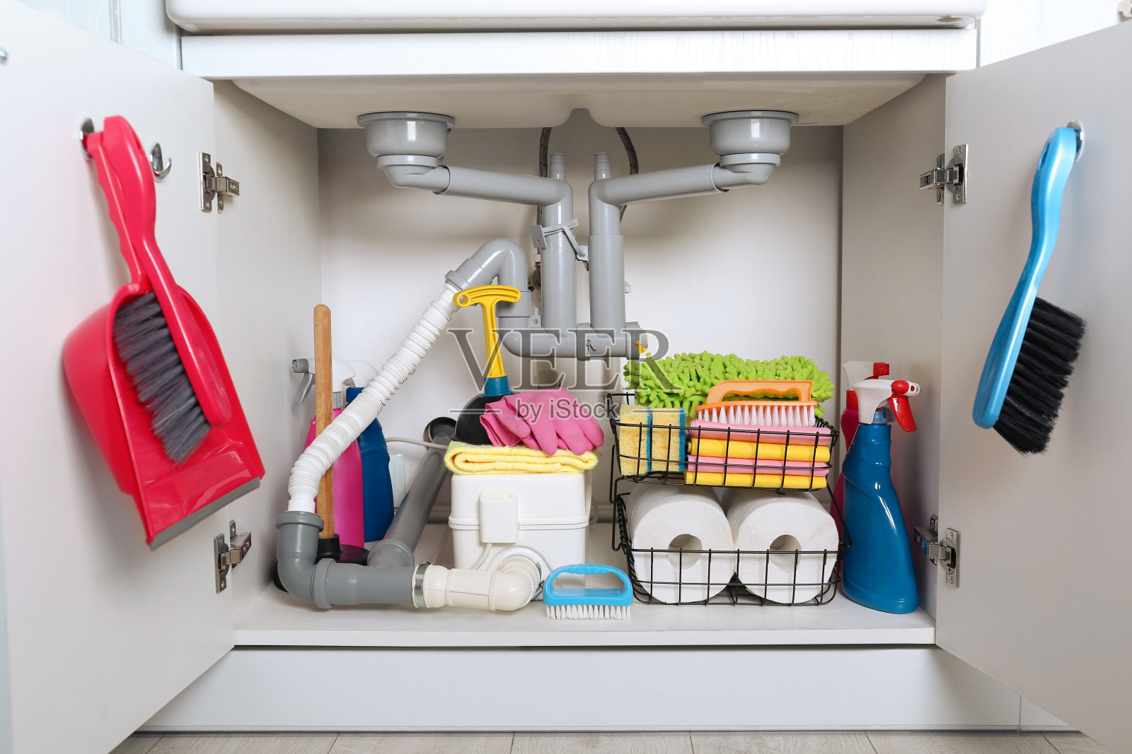 水槽下开柜，厨房备有不同的清洁用品照片摄影图片