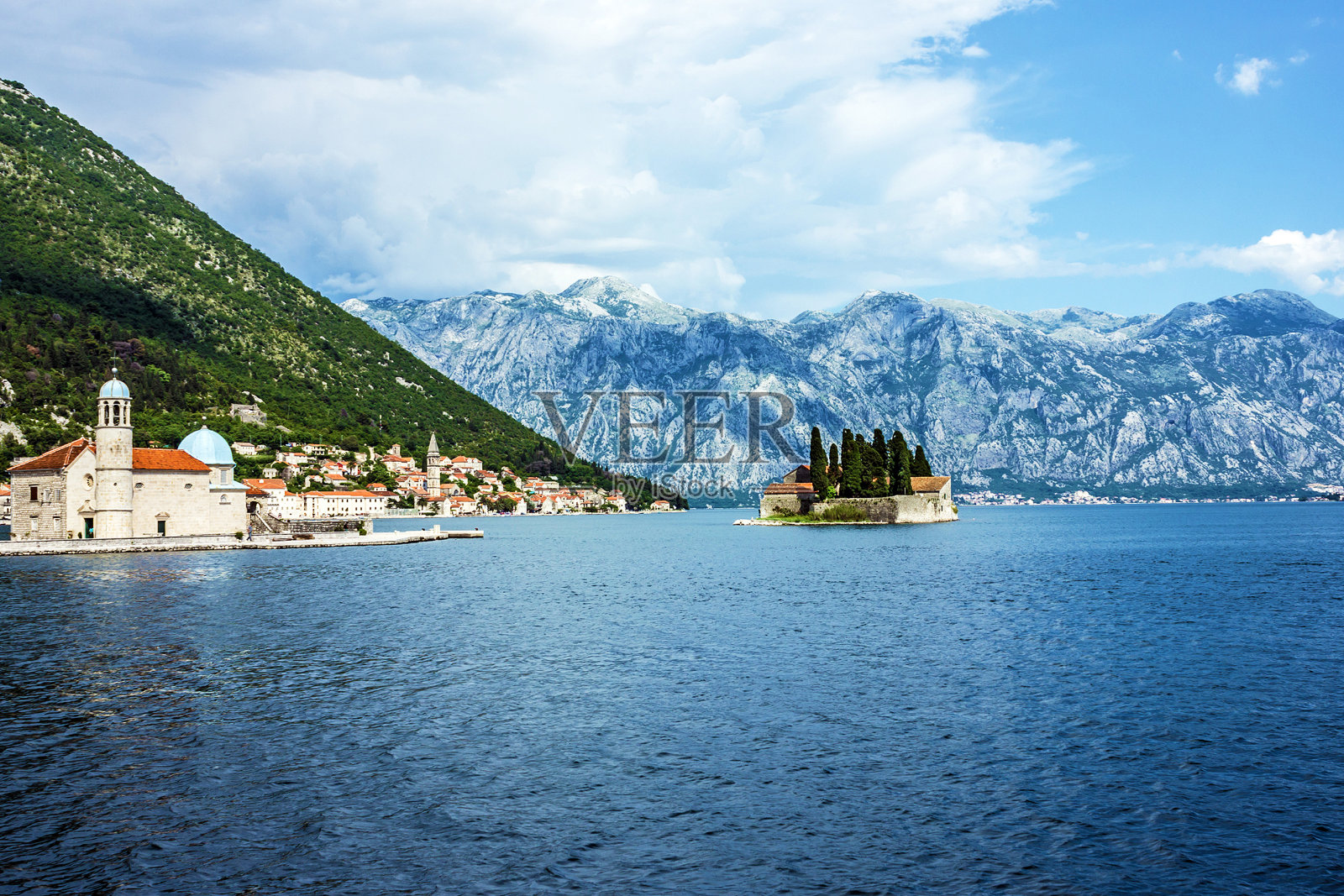 海景，黑山佩拉斯特岛上的修道院。照片摄影图片
