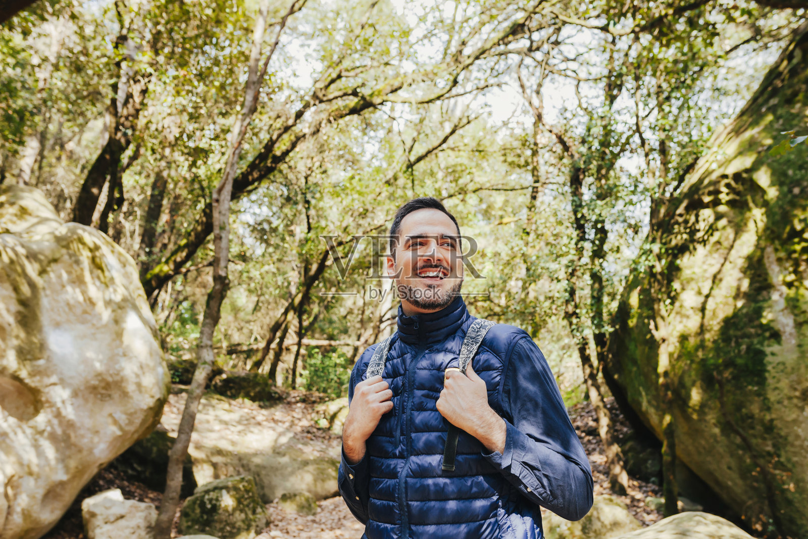 年轻快乐微笑的徒步旅行者在森林徒步背包照片摄影图片