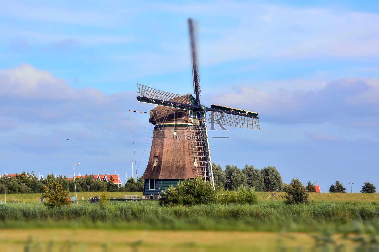 荷兰的经典复古风车照片摄影图片