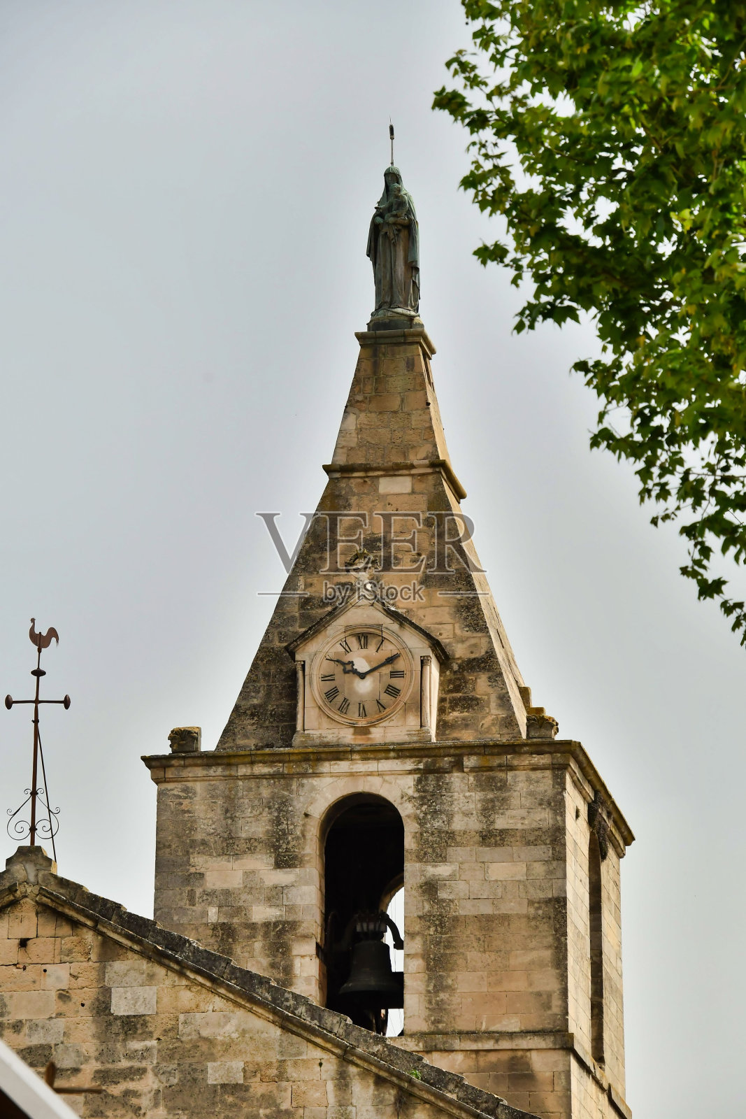 教堂的塔，照片作为背景，在阿尔勒，普罗旺斯，法国照片摄影图片