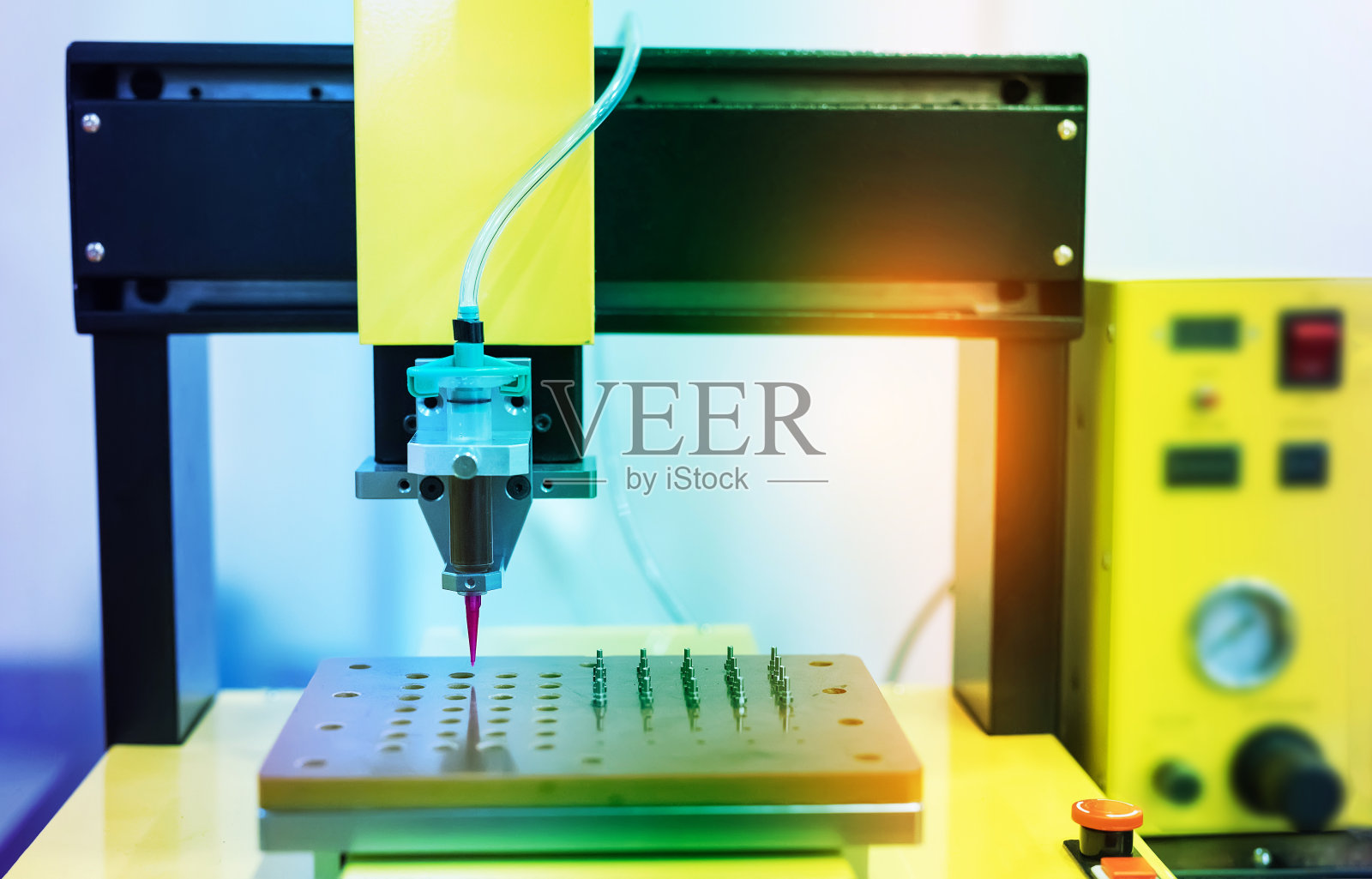 自动点胶机(注胶)的喷头装置和针头的高精度和工艺性照片摄影图片