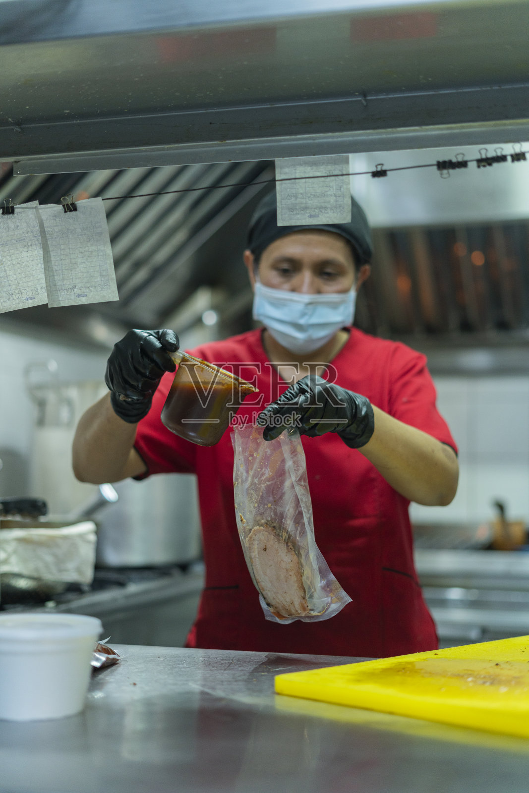 餐厅厨师检查食物在烤箱中的准备情况照片摄影图片