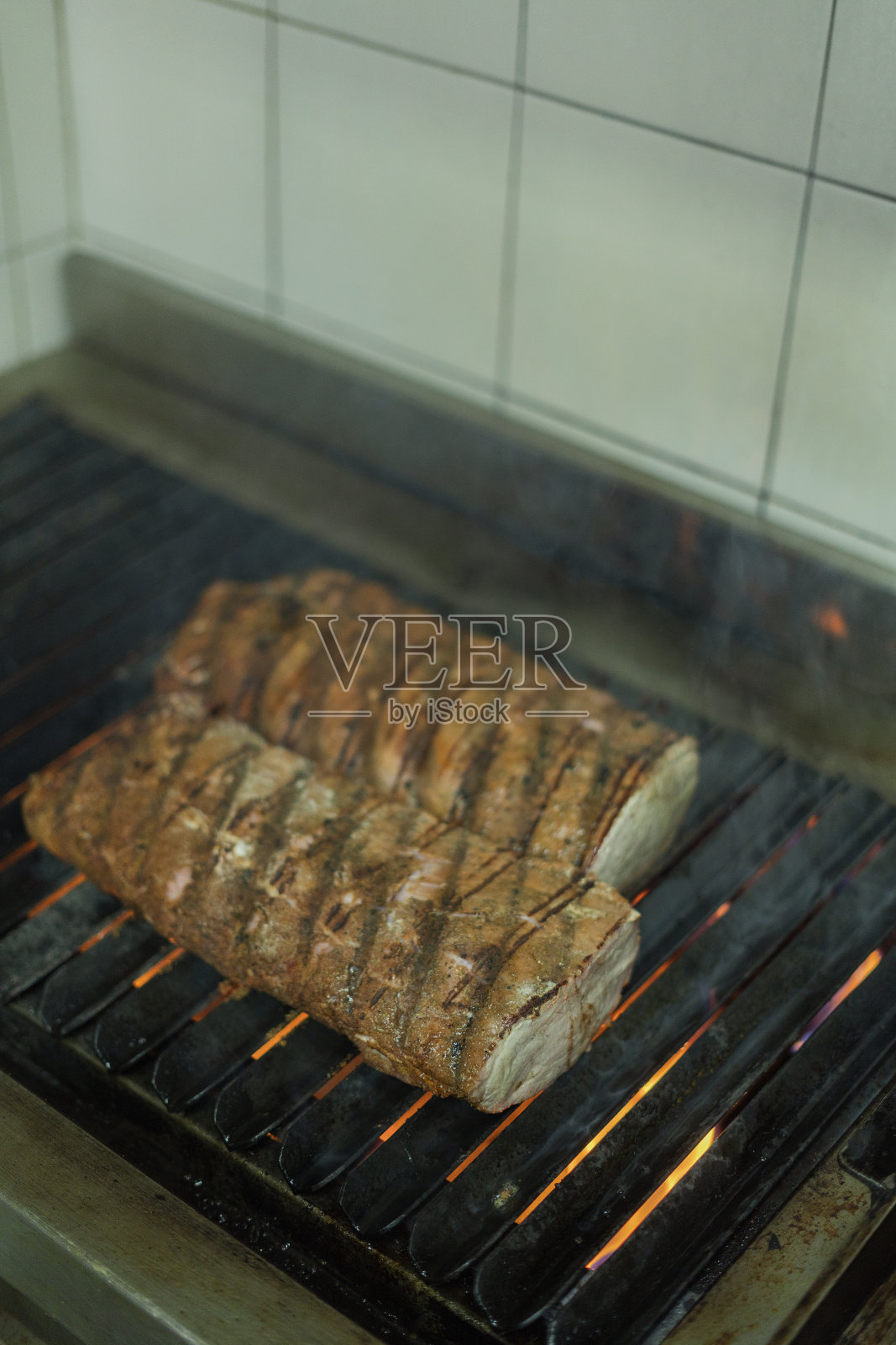 餐厅厨师检查食物在烤箱中的准备情况照片摄影图片